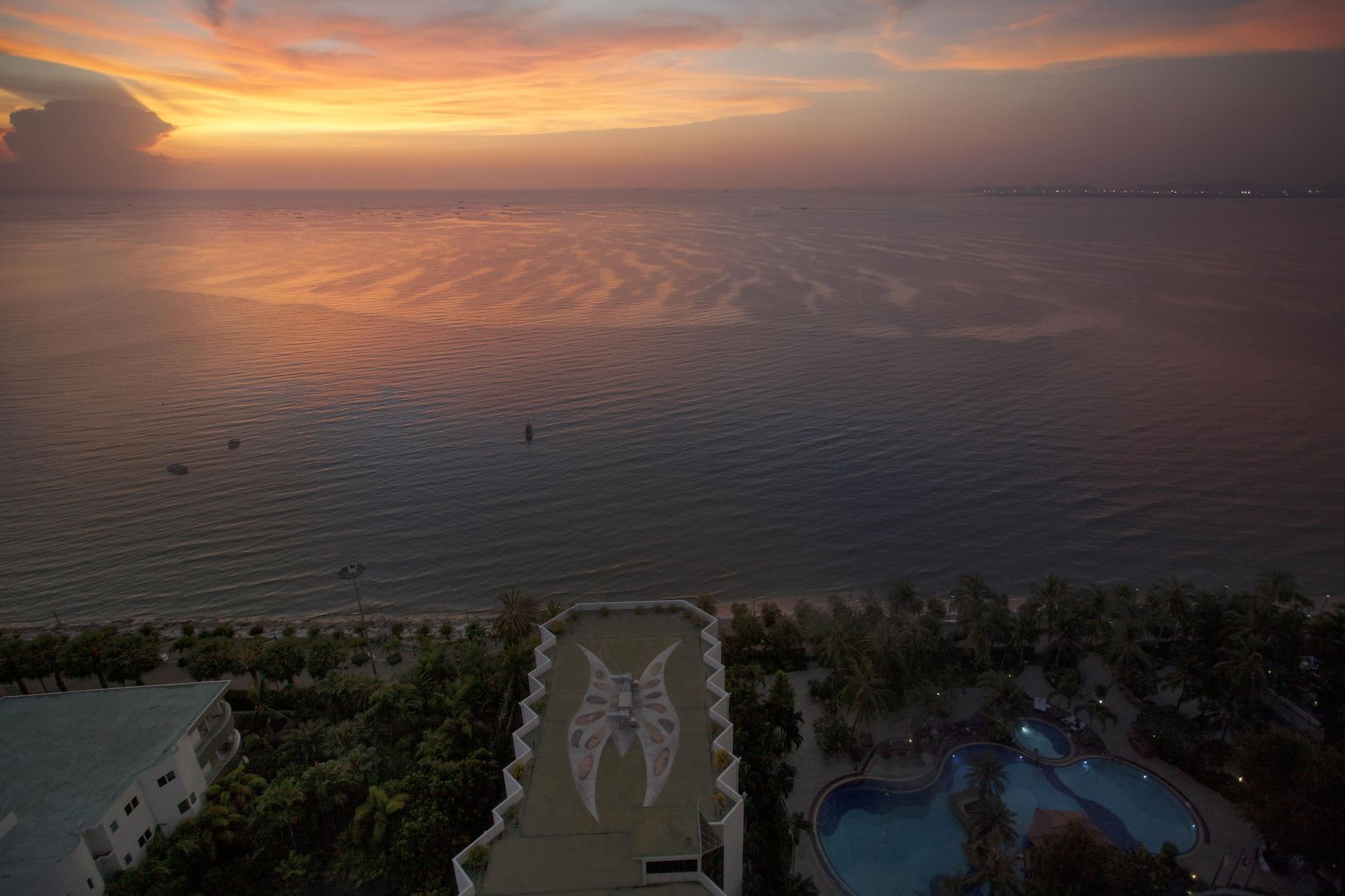 Cholchan Pattaya Beach Resort - Sha Extra Plus Εξωτερικό φωτογραφία Sunset at the resort