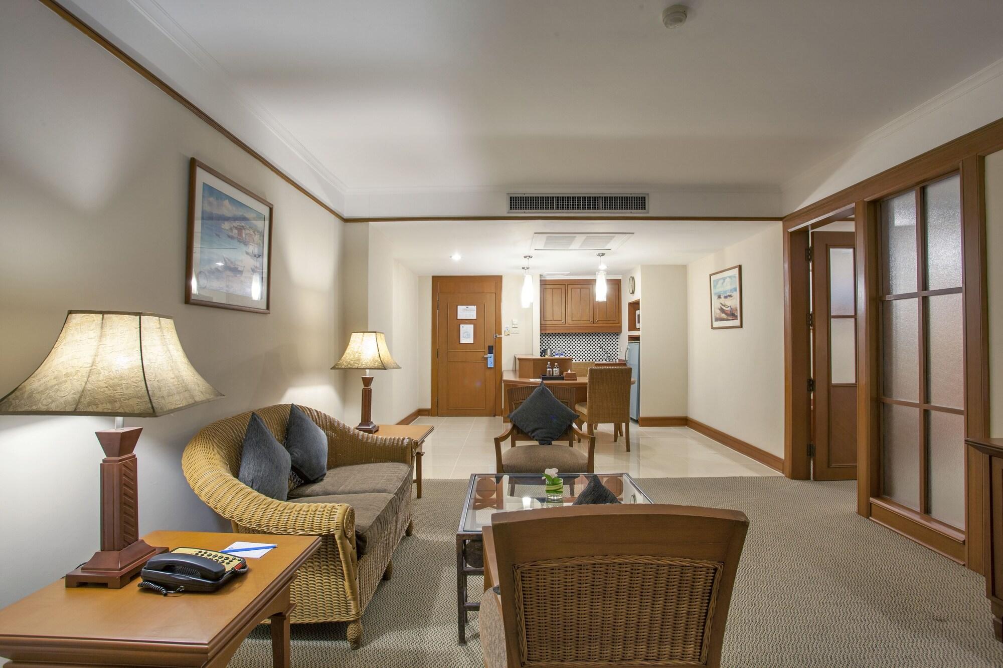 Cholchan Pattaya Beach Resort - Sha Extra Plus Εξωτερικό φωτογραφία A typical suite at the Royal Garden Villas