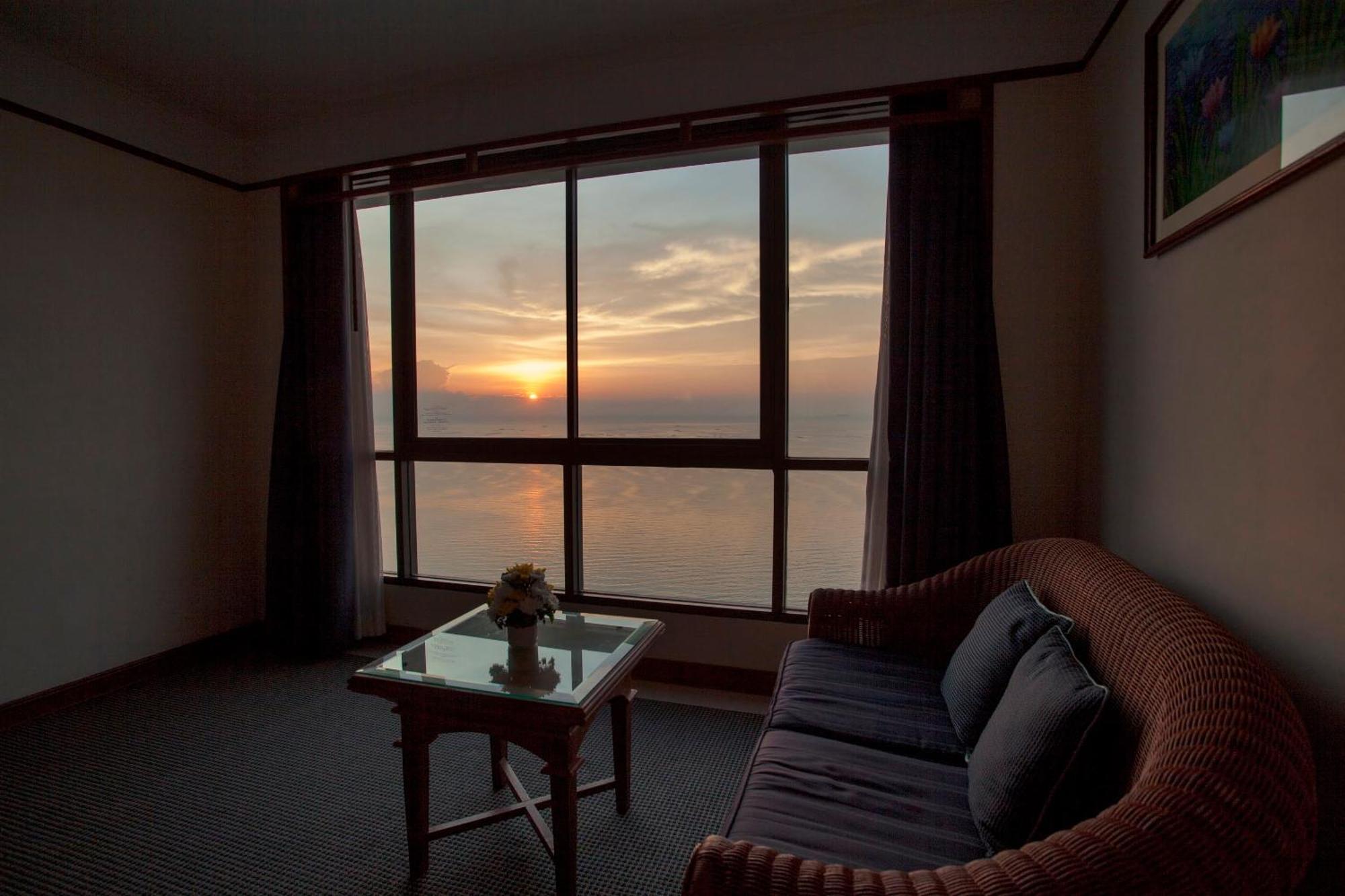 Cholchan Pattaya Beach Resort - Sha Extra Plus Δωμάτιο φωτογραφία Sunset view from a room at the hotel