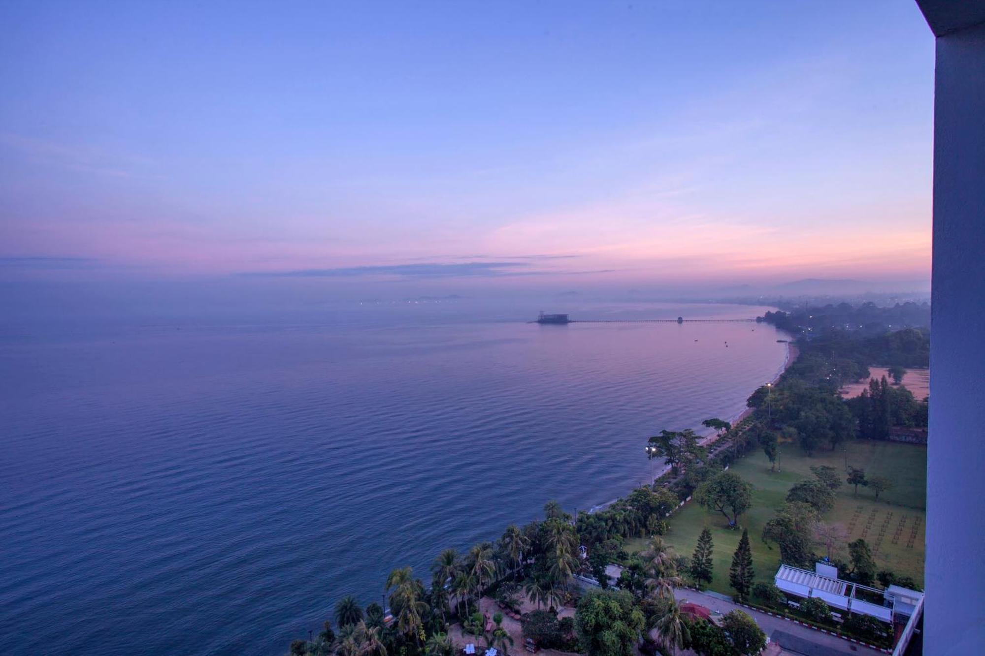 Cholchan Pattaya Beach Resort - Sha Extra Plus Δωμάτιο φωτογραφία View of the Gulf of Naples from the hotel