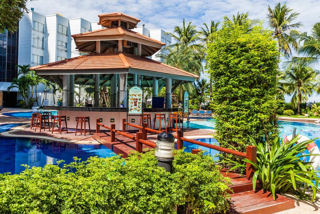 Cholchan Pattaya Beach Resort - Sha Extra Plus Εξωτερικό φωτογραφία The swimming pool at the Royal Paradise Hotel & Spa