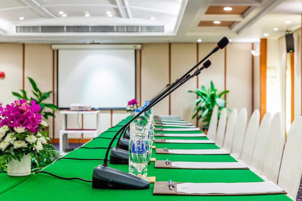 Cholchan Pattaya Beach Resort - Sha Extra Plus Εξωτερικό φωτογραφία A conference room with microphones