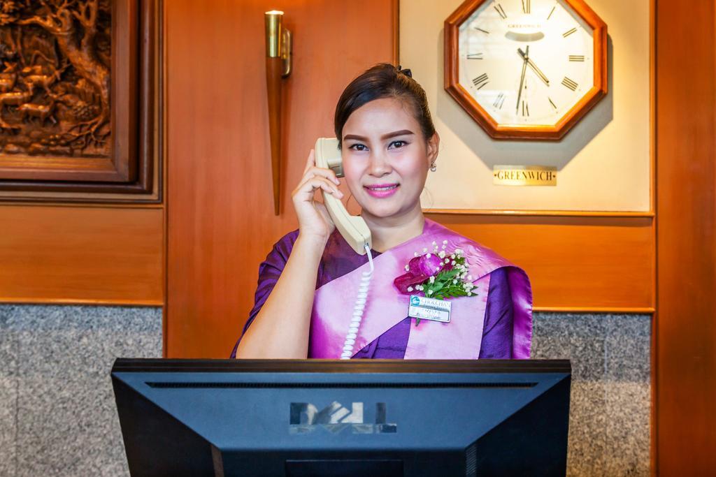 Cholchan Pattaya Beach Resort - Sha Extra Plus Εξωτερικό φωτογραφία A Thai hotel receptionist