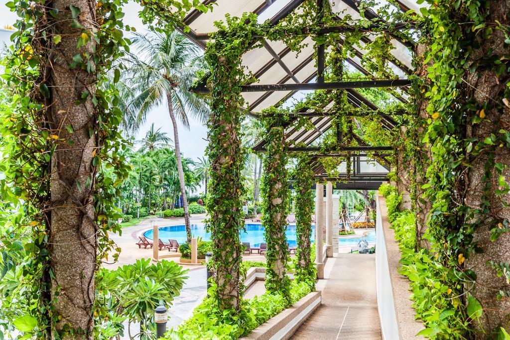 Cholchan Pattaya Beach Resort - Sha Extra Plus Εξωτερικό φωτογραφία The pool at the Royal Thai Police Club