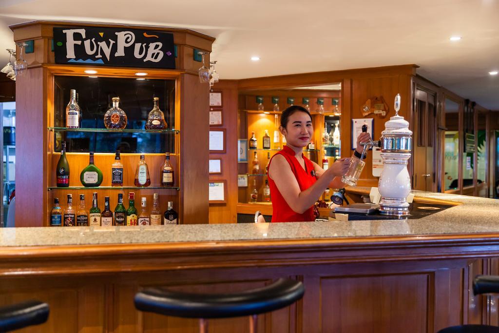 Cholchan Pattaya Beach Resort - Sha Extra Plus Εξωτερικό φωτογραφία A bar in a cruise ship