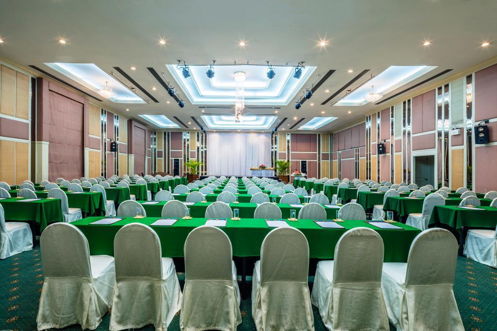 Cholchan Pattaya Beach Resort - Sha Extra Plus Εξωτερικό φωτογραφία The Royal Paragon Hotel