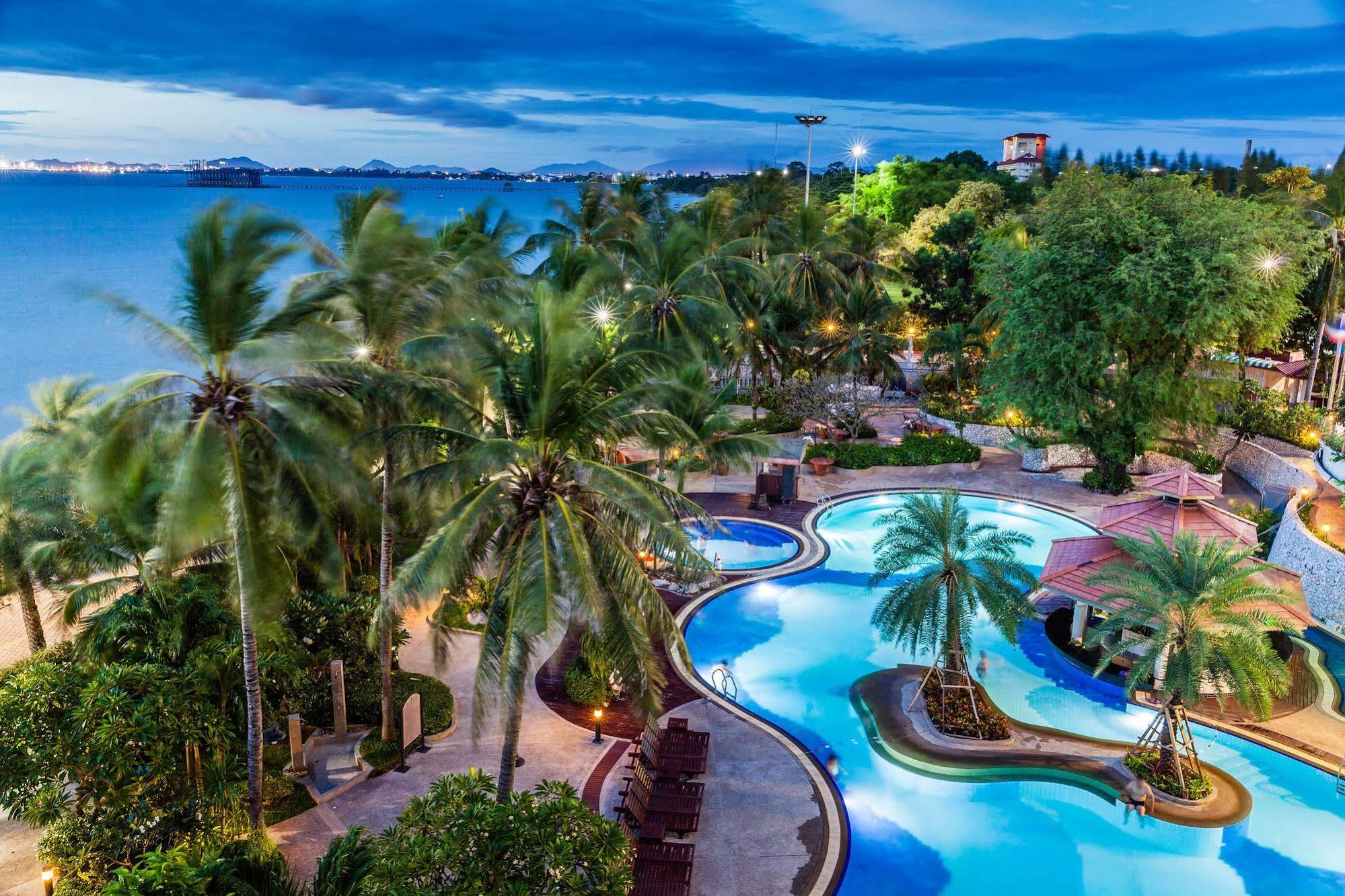 Cholchan Pattaya Beach Resort - Sha Extra Plus Εξωτερικό φωτογραφία The pool at the Royal Paradise Hotel & Spa