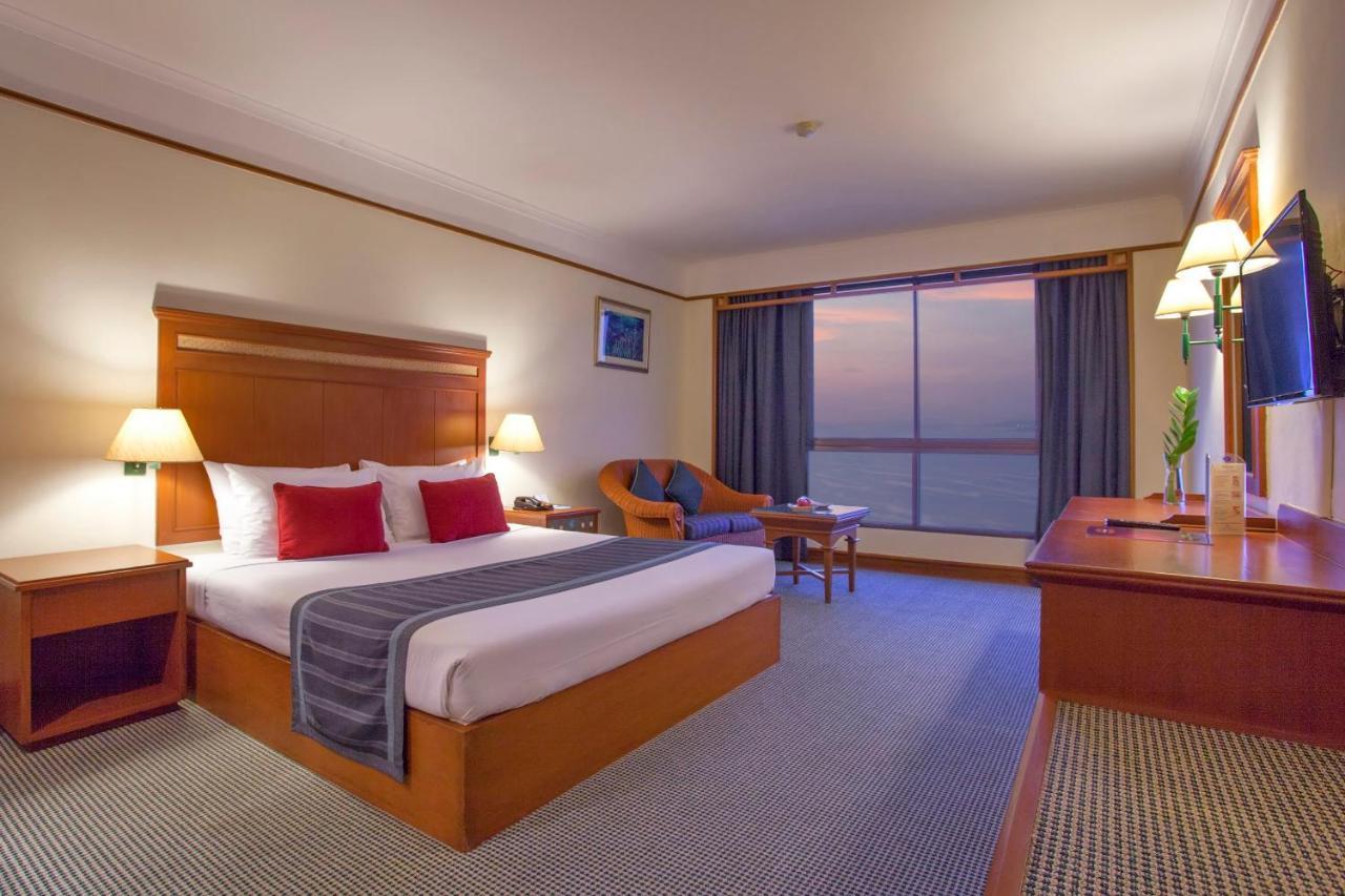 Cholchan Pattaya Beach Resort - Sha Extra Plus Εξωτερικό φωτογραφία A room at the hotel