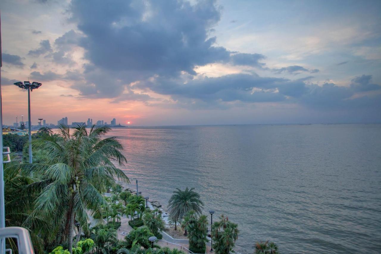 Cholchan Pattaya Beach Resort - Sha Extra Plus Εξωτερικό φωτογραφία Sunset at the Bay of Bengal, Marina Beach, Chennai