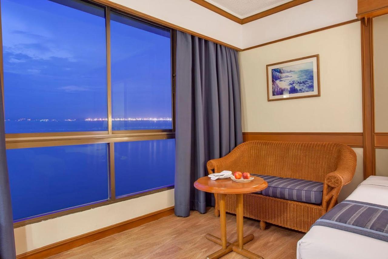 Cholchan Pattaya Beach Resort - Sha Extra Plus Εξωτερικό φωτογραφία A room at the hotel