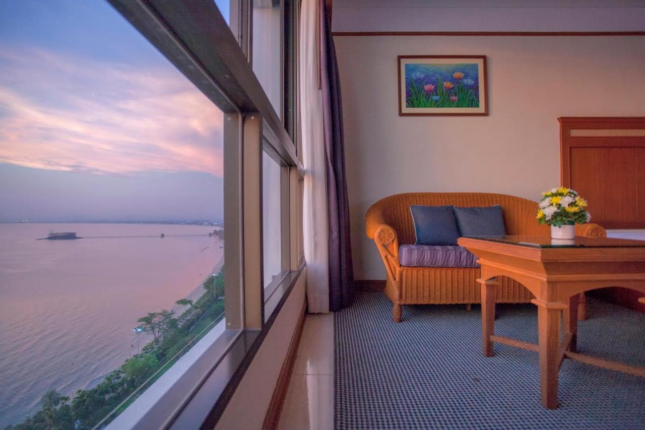 Cholchan Pattaya Beach Resort - Sha Extra Plus Εξωτερικό φωτογραφία A room at the hotel
