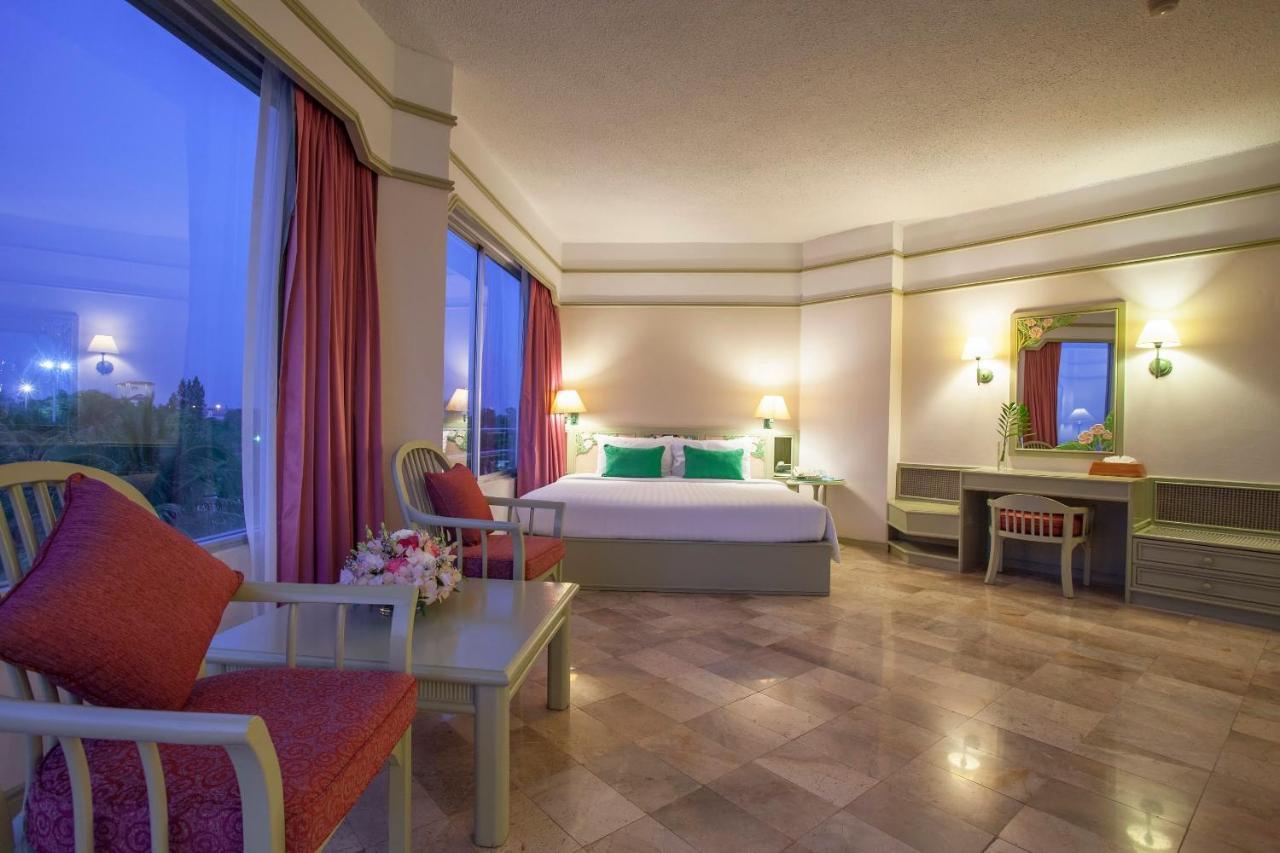 Cholchan Pattaya Beach Resort - Sha Extra Plus Εξωτερικό φωτογραφία A suite at the hotel