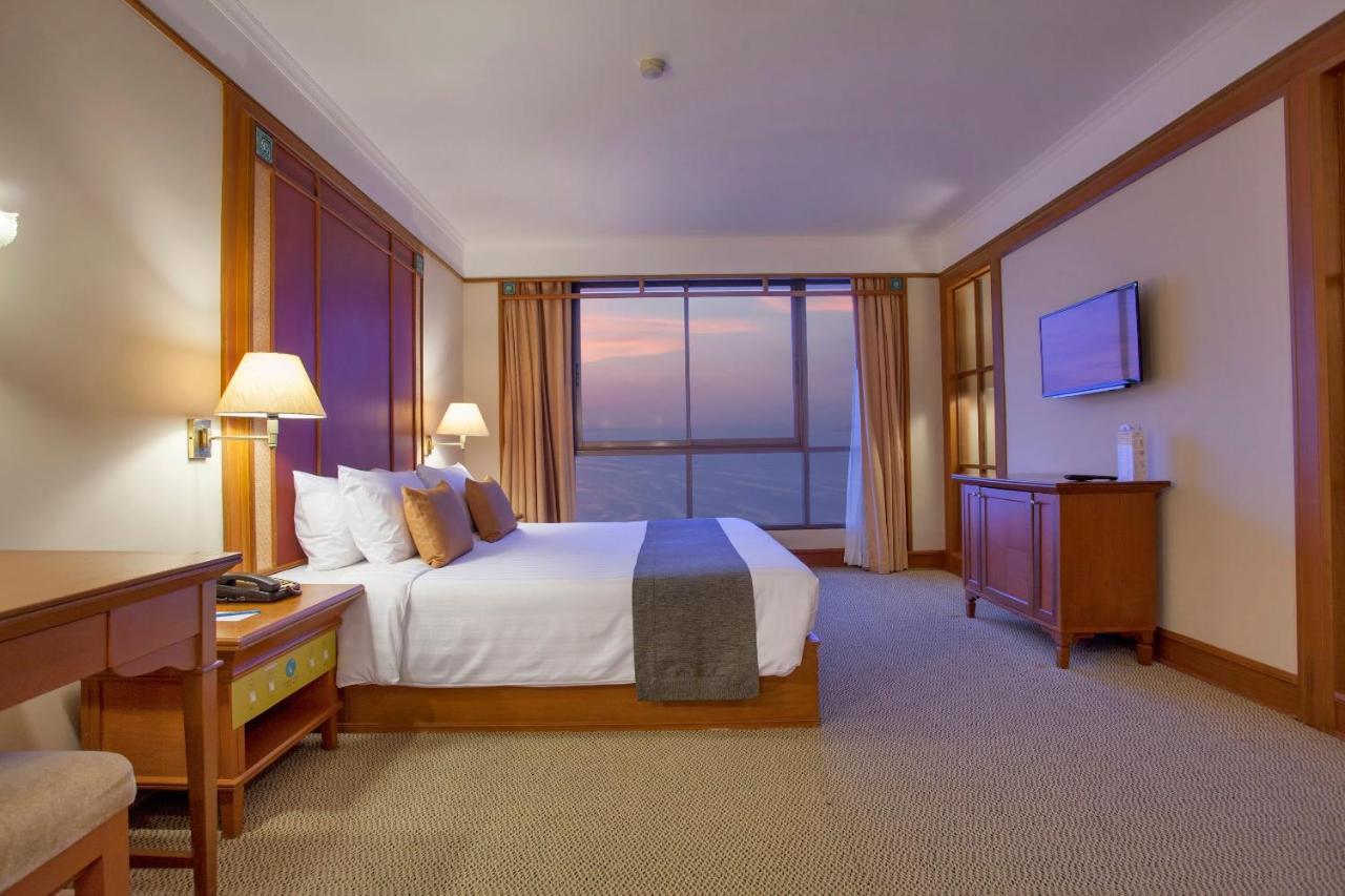 Cholchan Pattaya Beach Resort - Sha Extra Plus Εξωτερικό φωτογραφία Deluxe Ocean View Room
